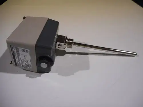 Temperatursensor von Remeha mit einem Metallfühler, der an einem Gehäuse befestigt ist. Die Anschlussstelle ist über ein Gewinde mit der Einheit verbunden.